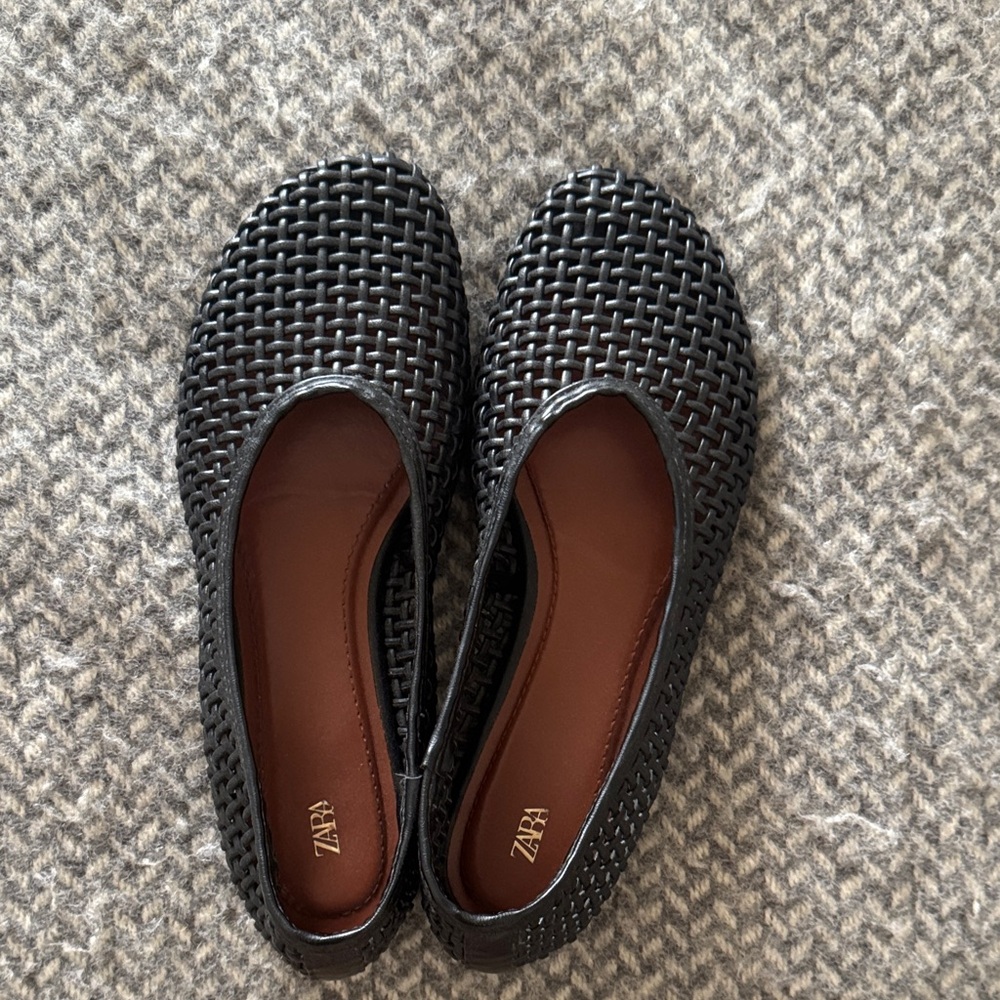 Zara Women's Black Textured Loafers